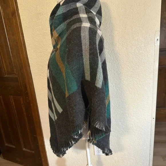 Modena Plaid Cape Poncho Scarf Shawl Women Green Brown Tan Buckle Closure Fringe - Picture 5 of 11